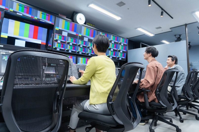 テレビ放送スタジオでの操作風景